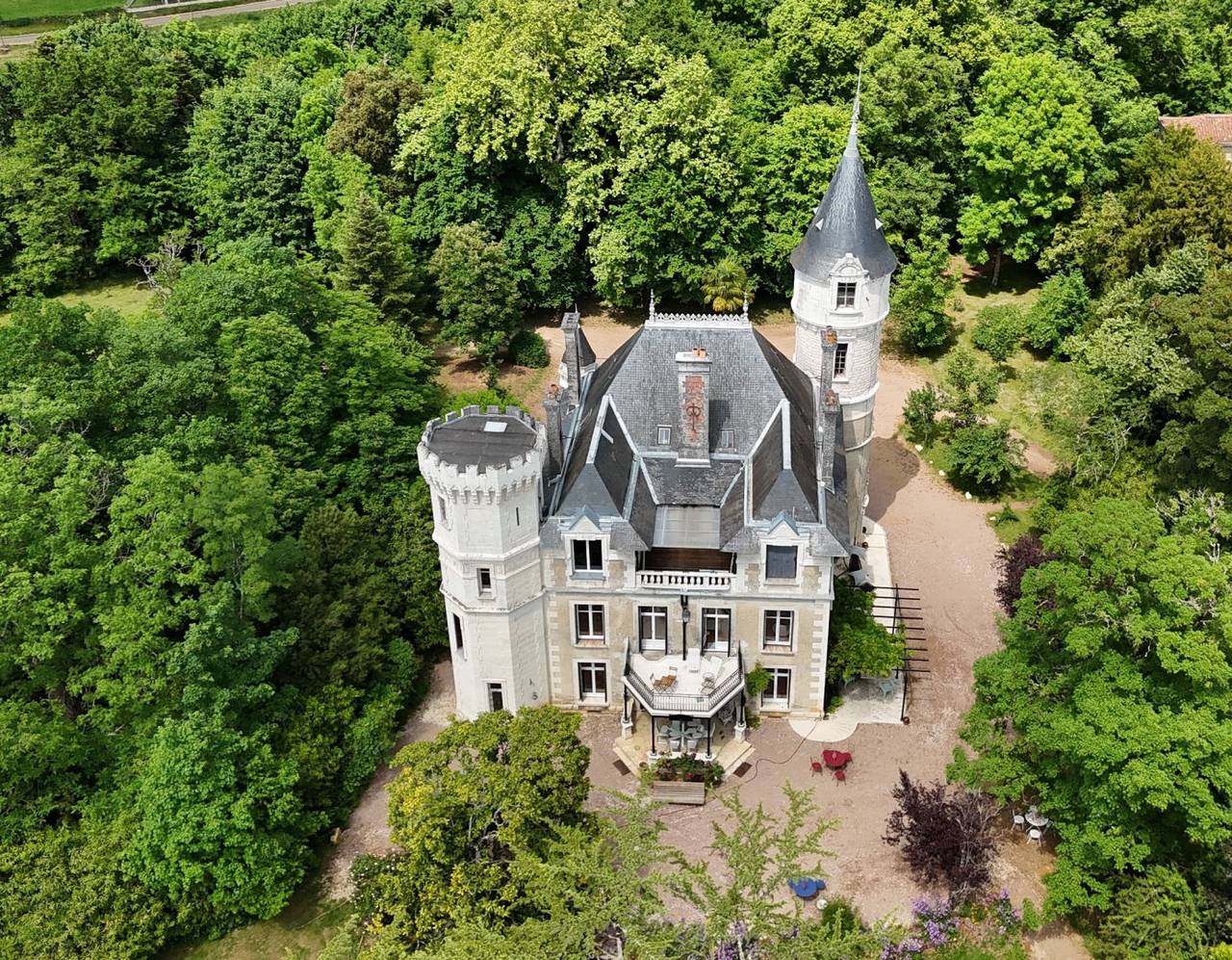 Chambre d'hôte au château de Puymoger - suite 1 in Javerlhac-et-la-Chapelle-Saint-Robert, Parc naturel régional Périgord-Limousin
