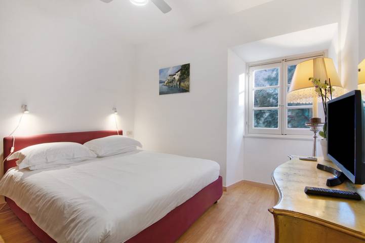 Entire apartment, Holiday Apartment "La Contessa" with Private Garden, Wi-Fi & Air Conditioning in Lenno, Tremezzina