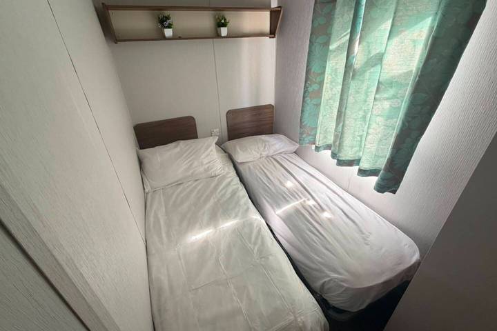 Cabin Sleeps 8 - Free Parking, Patio, Pool in Poole, Poole Harbour