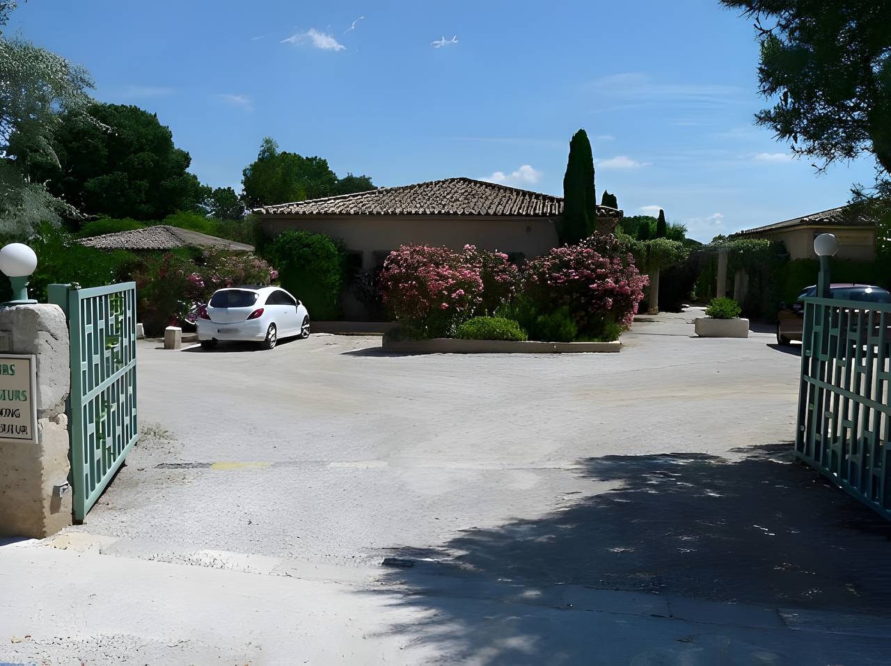 Mazet en residencia segura con piscina cerca de las Alpilles y del centro de la ciudad in Saint-Rémy-de-Provence, Region de Arles