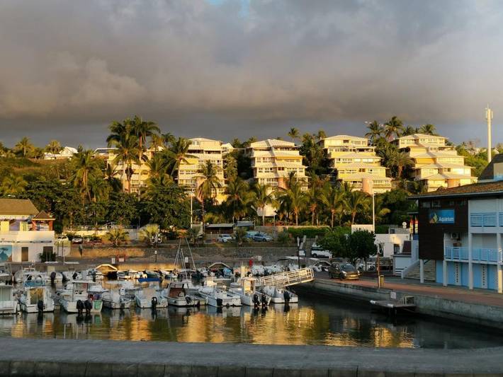 Gîte pour 2 personnes, avec piscine ainsi que balcon et vue dans Port de Saint-Gilles les Bains - 2