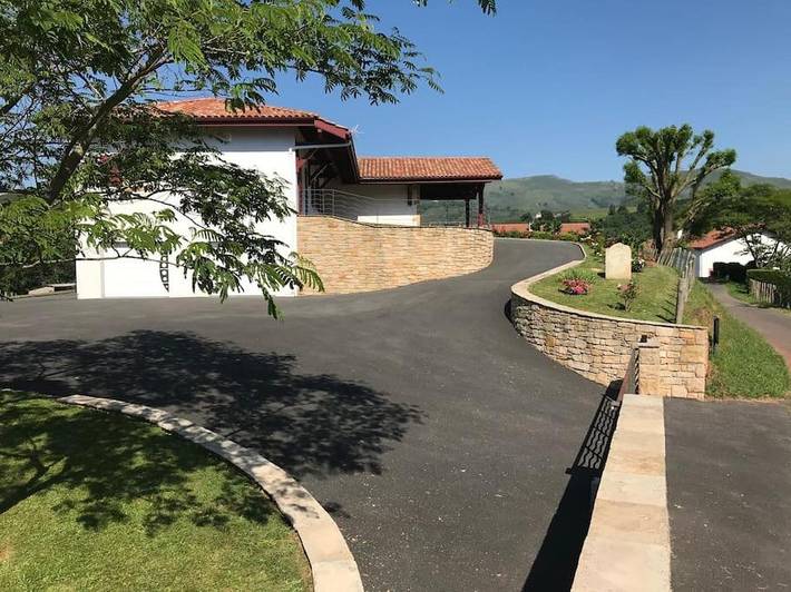 Location de vacances pour 8 personnes, avec terrasse ainsi que vue et jardin à Bidarray - 2