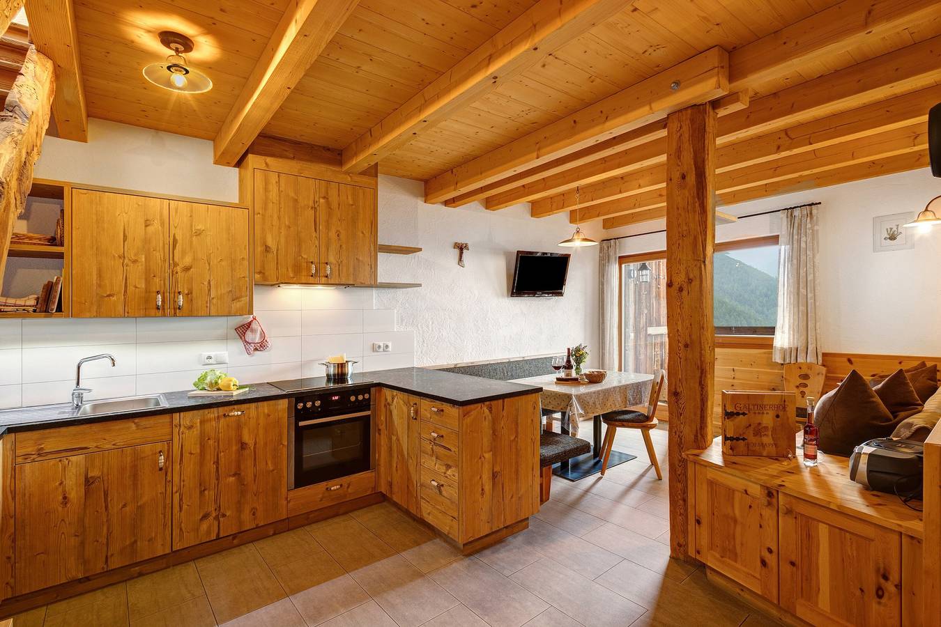 Ganze Wohnung, Ferienwohnung 'Zirbenstadel' mit Bergblick, Gemeinschaftsterrasse und Wi-Fi in Gifen, Rodeneck