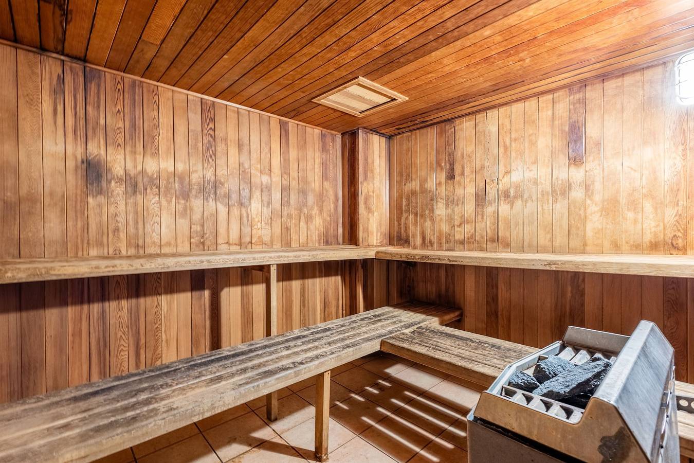 Entire apartment,  3Bdr + Sauna + Pool + Gym + Parking in East Perth, Perth