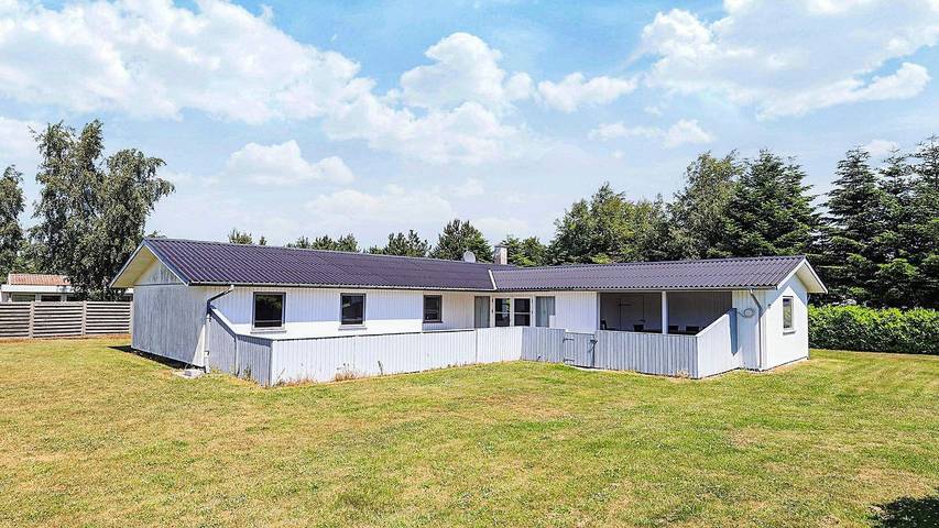 Ferieudlejning for 9 personer, med jacuzzi og terrasse, husdyr tilladt på Sjælland