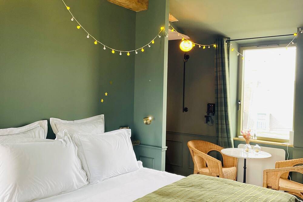 Appartement entier, Suite Bord de Mer (Jacuzzi & Sauna) - 1 minute de la plage et des commerces in Bernières-sur-Mer, Région de Caen