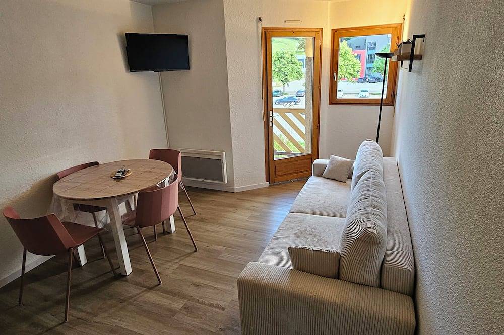 Entire apartment, 2 bedroom apartment at the foot of the ski and mountain bike slopes with swimming pool in Mouthe-Lac et Mont d’Or, Doubs