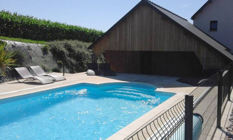 Gîte pour 6 personnes, avec jardin ainsi que jacuzzi et piscine, adapté aux familles à Saint-Jean-des-Champs