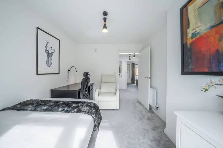 3 bedroom house in Bricket Wood , St Albans with Free Parking and Ev Charger in Hertfordshire