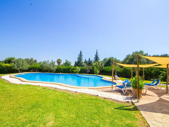 Magnificent villa with a spectacular pool in Búger, Majorca Center