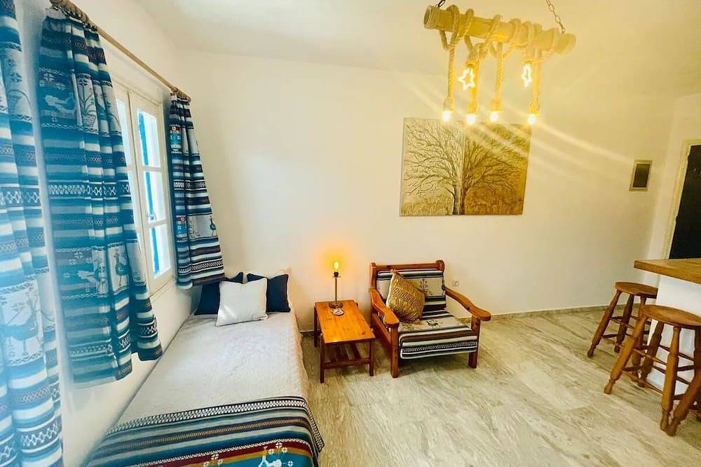 Ganze Wohnung, No:3 Self Catering family apartment short walk to Agathopes, Komito and Fetouri in Poseidonia, Syros