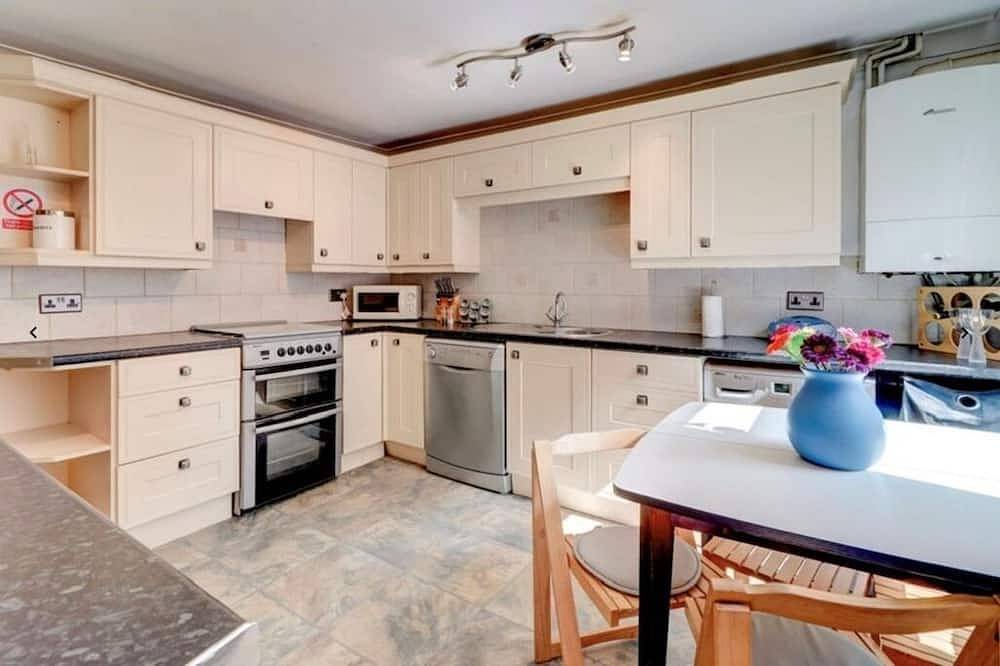 Rainbow Cottage - A home from home in the heart of Whitby in Whitby, North York Moors National Park