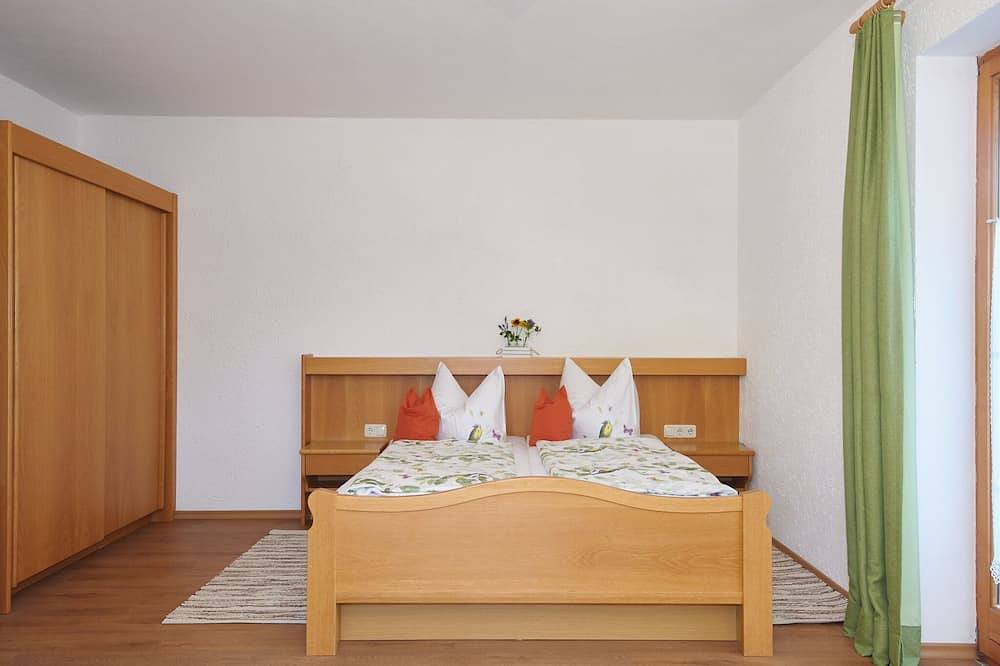 Ganze Wohnung, Appartement Nussbaum, 32 qm, 1. Obergschoss, kombinierter Wohn-Schlafraum in Höslwang, Chiemsee