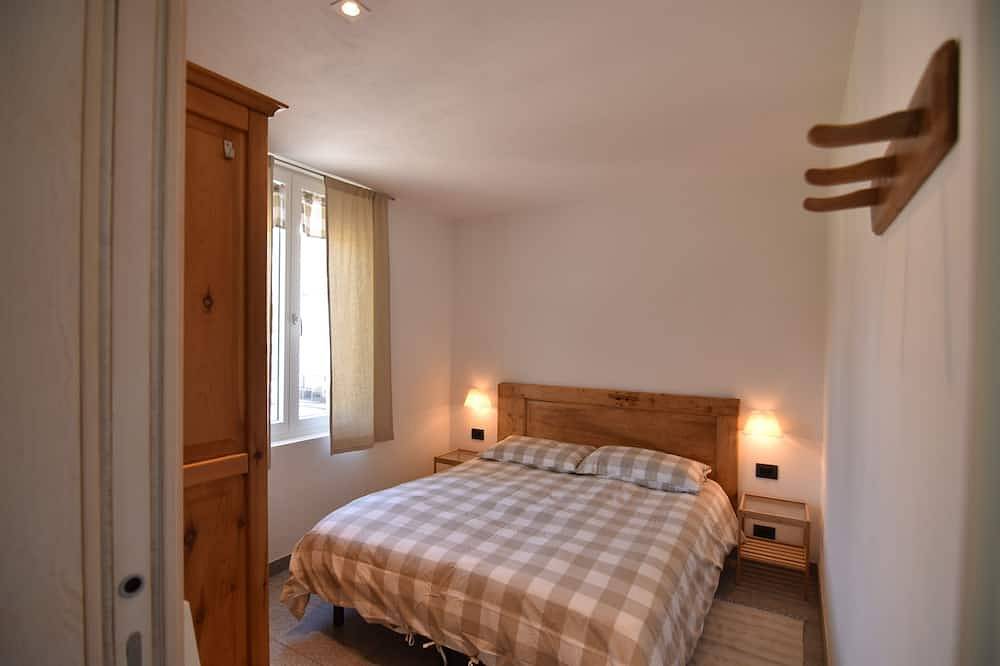 Ganze Wohnung, Design-Wohnung in einem alten Gebäude im Zentrum von Chiavenna in Kleven, Bernina-Alpen