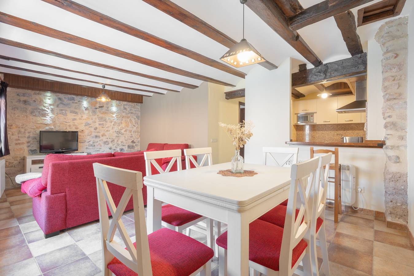 Apartamento entero, Apartamento 'Casa El Cojo 2a' con vistas a la montaña, balcón y Wi-Fi in Alcalá de la Selva, Provincia de Teruel