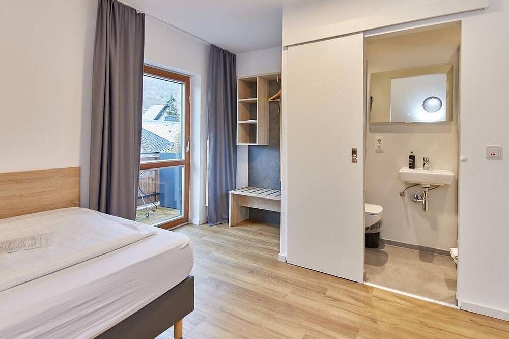 Single room deluxe with balcony - Moselhotel Weinhaus Simon in Wintrich, Bernkastel-Kues region