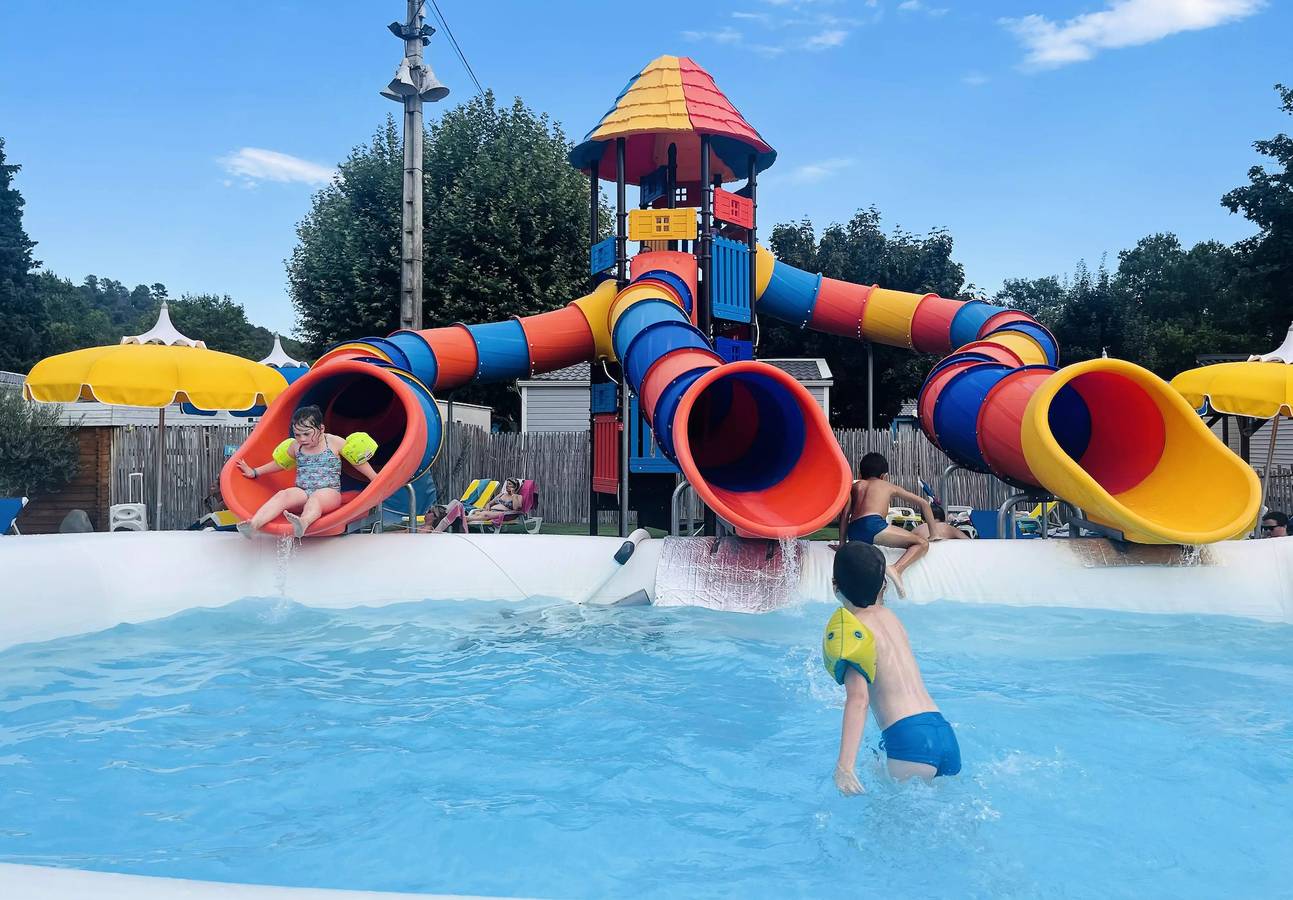 Mobil Home Komfort + 2 Schlafzimmer 4/6 Personen, überdachte Terrasse ,Tv, Clim, Lv, 33 m2 (2022) in Lalevade-d'Ardèche, Parc naturel régional des Monts d'Ardèche