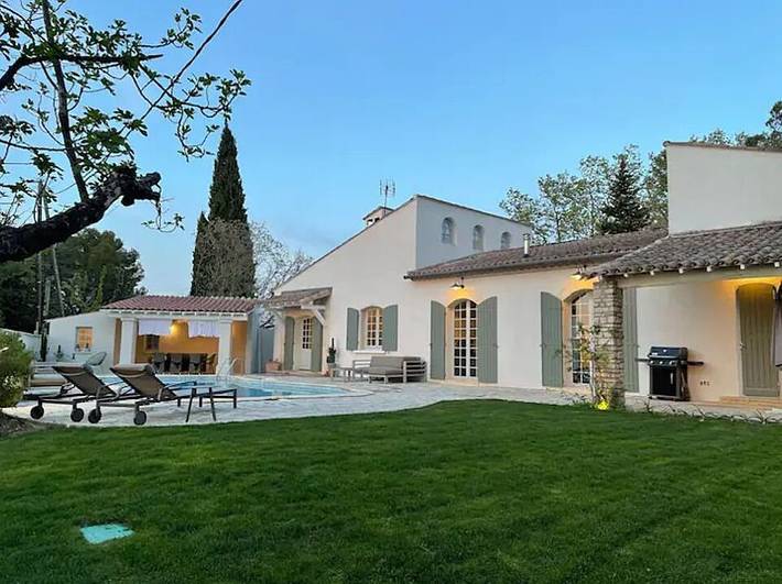 Villa pour 8 personnes, avec piscine ainsi que jardin et terrasse