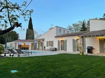 Location de vacances pour 8 personnes, avec terrasse ainsi que piscine et jardin à Uzès