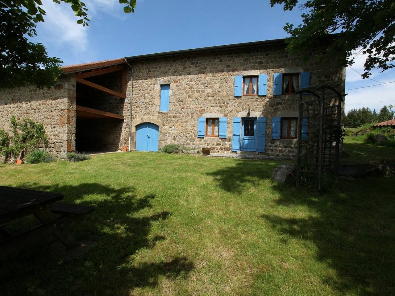 Cozy Farmhouse near Lapte with Nature Views, Near Lake, Pet Friendly, Fireplace & Full Amenities in Lapte, Massif Central