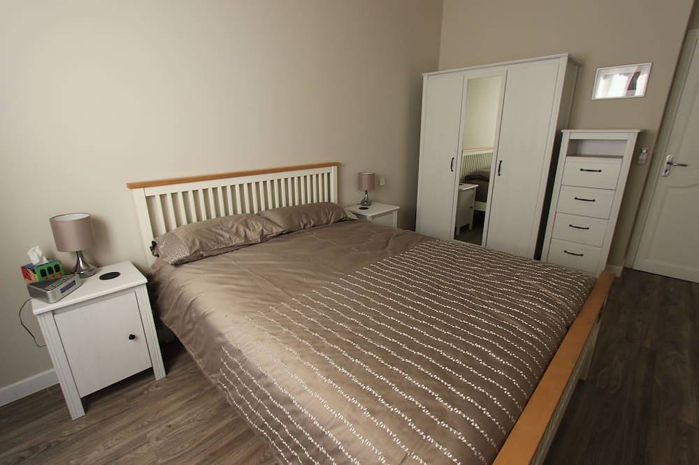 Family Villa, heated private pool, air con, wifi, Valbonne 10 min walk in Valbonne, Cannes region