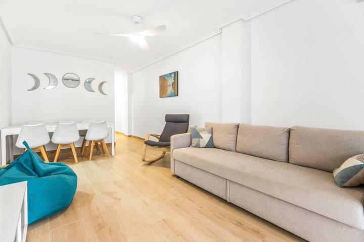 Entire apartment, Apartment 'Moriones Playa' with Balcony, Wi-Fi and Air Conditioning in Torrevieja Centre, Torrevieja