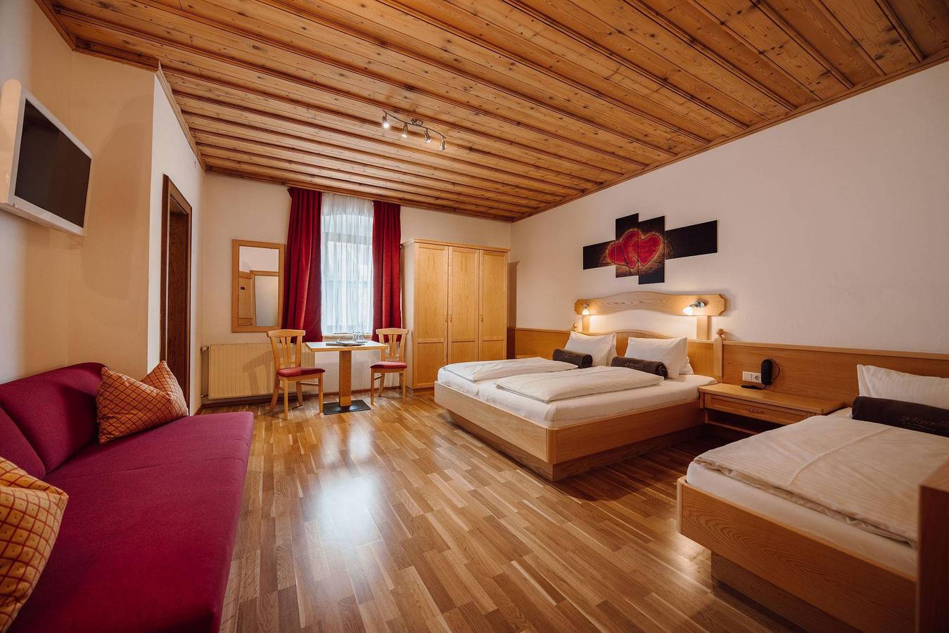 Dreibettzimmer mit Schafsofa, Dusche und Bad, Wc in Mühlbach am Hochkönig, Ski Amadé