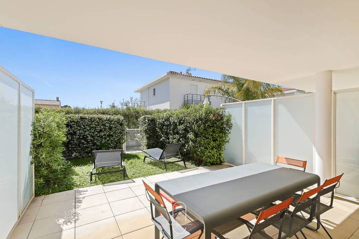 Gîte pour 4 personnes, avec piscine et balcon/terrasse, adapté aux familles dans Plage Font Brun Carqueiranne - 2