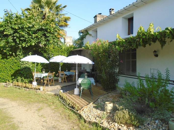 Location de vacances pour 2 personnes, avec terrasse ainsi que vue et jardin à Ménesplet