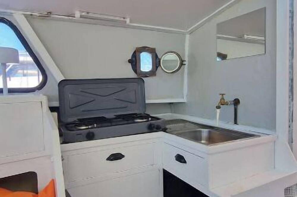 Overnacht Op De Boot Bij Sneek, Joure & Heerenveen in Heerenveen, Friesland