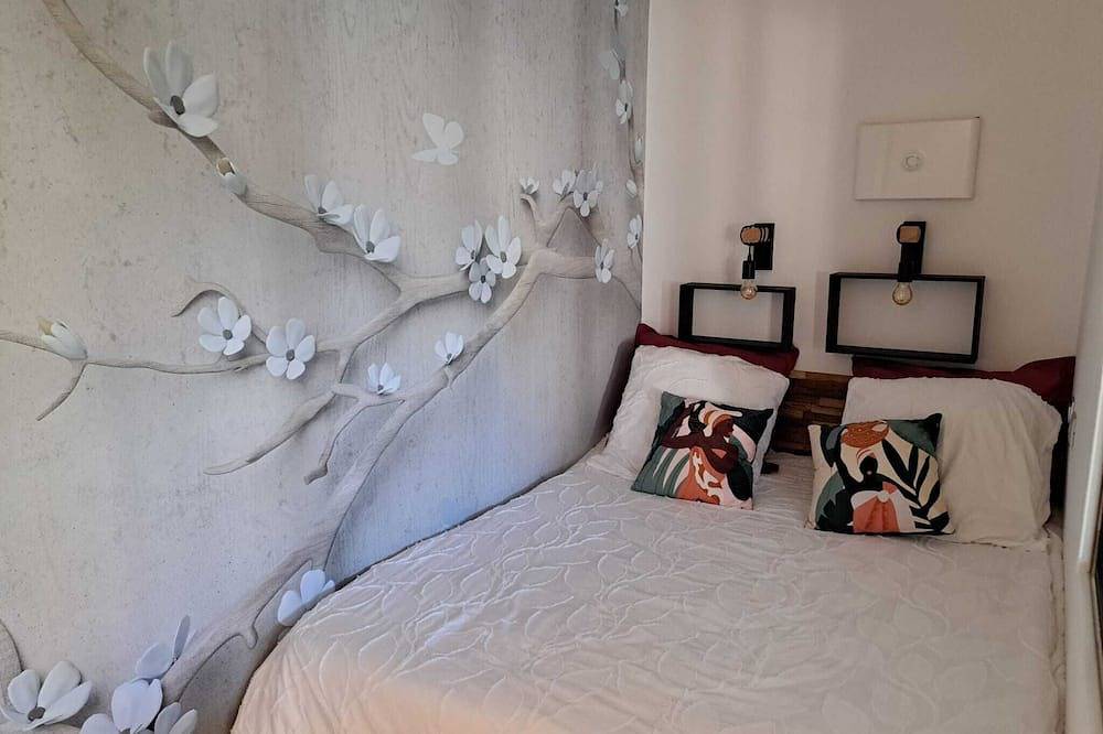Entire apartment, Charming studio with private courtyard in La Crau, Toulon region