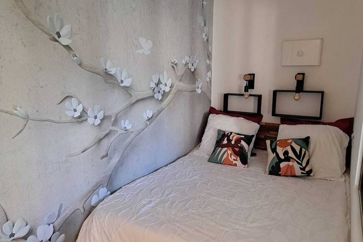 Ganze Wohnung, Charming studio with private courtyard in La Crau, Mittelmeerküste (Frankreich)