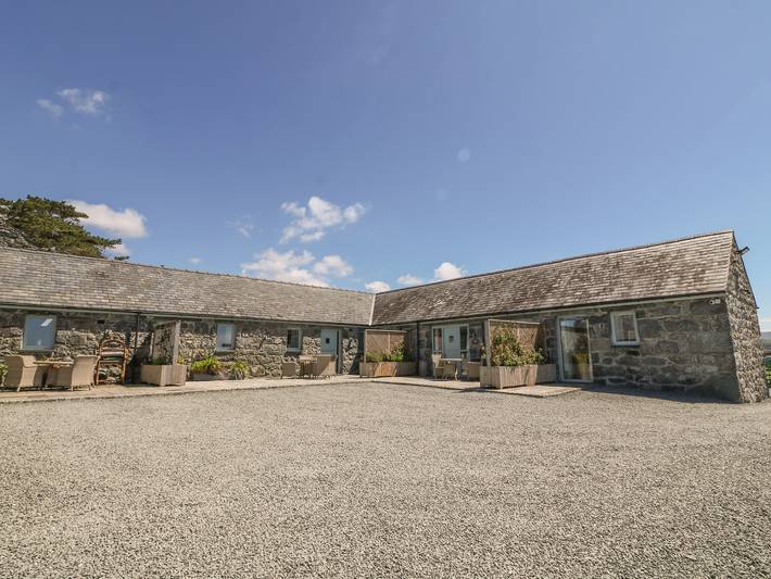 Barn for 4 people, with garden and pool in Wales