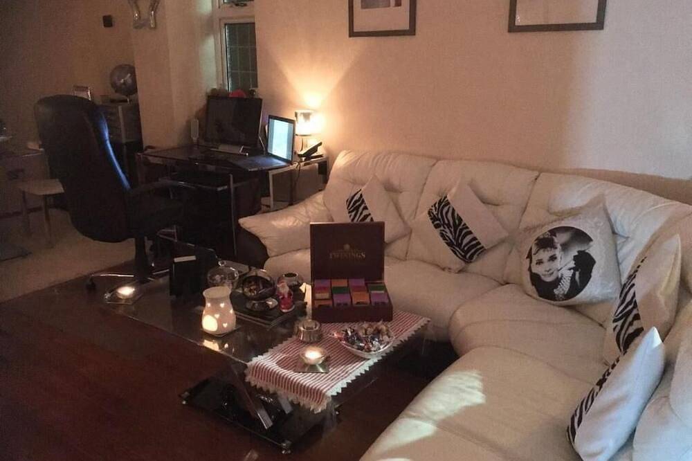 Bianca's House Hotel Heathrow Airport in Slough, Berkshire