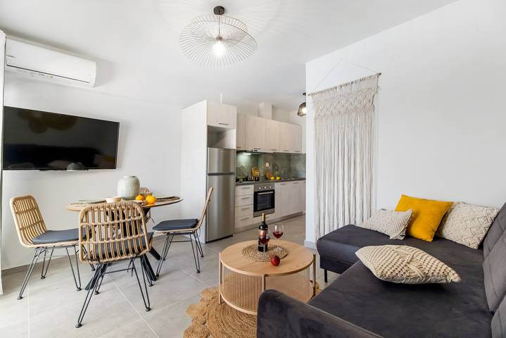 Hel studio-lejlighed, Studio Apartment 'Oceanida Terpsis Lyxury Suite' with Sea View, Wi-Fi and Air Conditioning in Nikiana, Alexandros