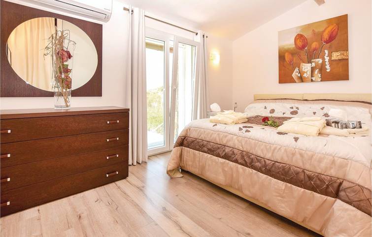 Apartamento con vistas al mar, aparcamiento, aire acondicionado, piscina, terraza y WiFi - 1 km de la playa in Bordighera, Riviera di Ponente