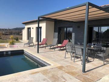 Cottage pour 6 personnes, avec piscine ainsi que jardin et vue à Villes-sur-Auzon