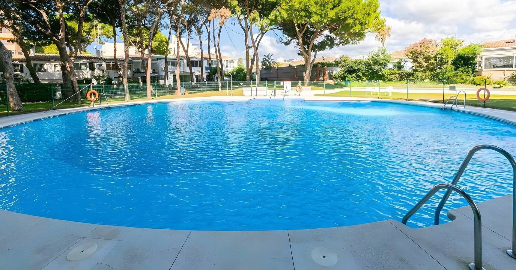 Entire apartment, Apartment 'Calypso' with Shared Pool, Wi-Fi and Air Conditioning in Urbanizacion Calahonda, Mijas