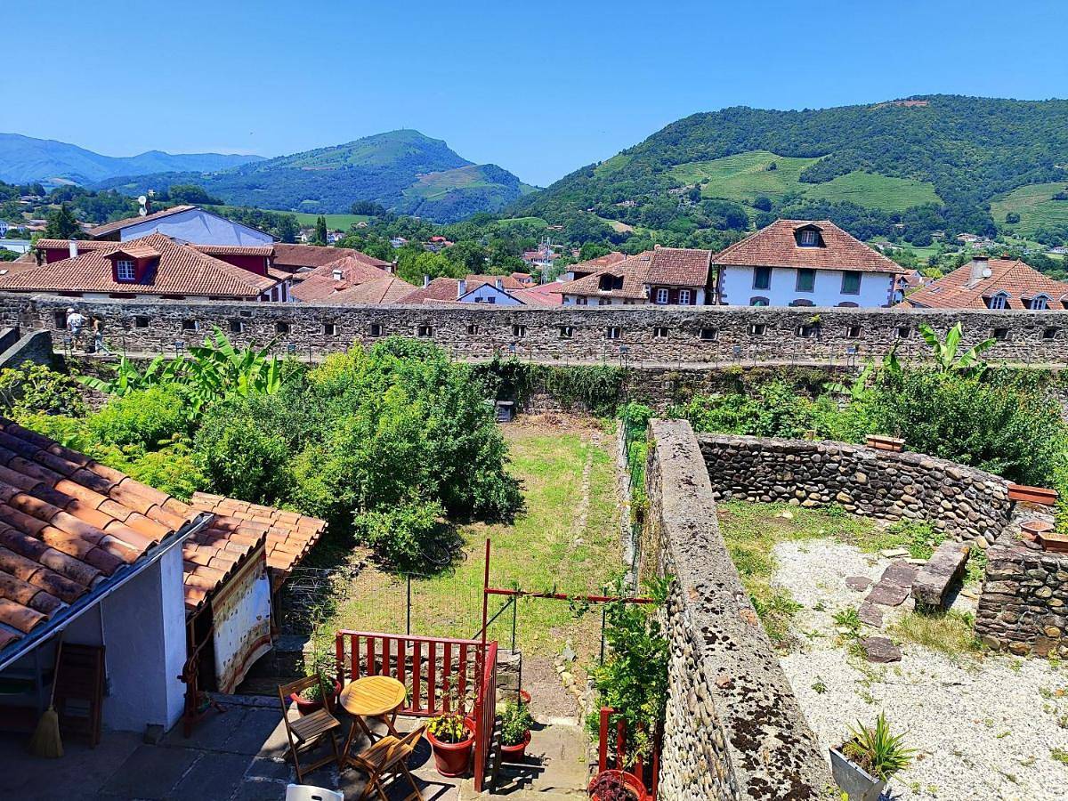 Auberge du Pèlerin Gîte de charme en pierre avec vue sur les montagnes in Saint-Jean-Pied-de-Port, Région de Bayonne