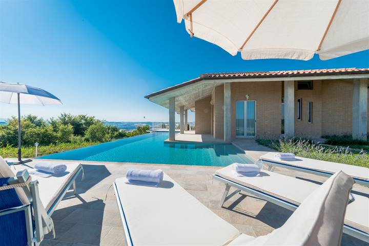 Ferienhaus für 10 Personen, mit Garten in Montelupone