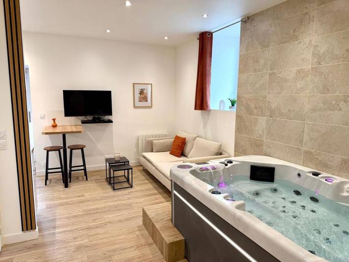 Gîte pour 2 personnes, avec Jacuzzi ainsi que Terrasse et Jardin à Melesse
