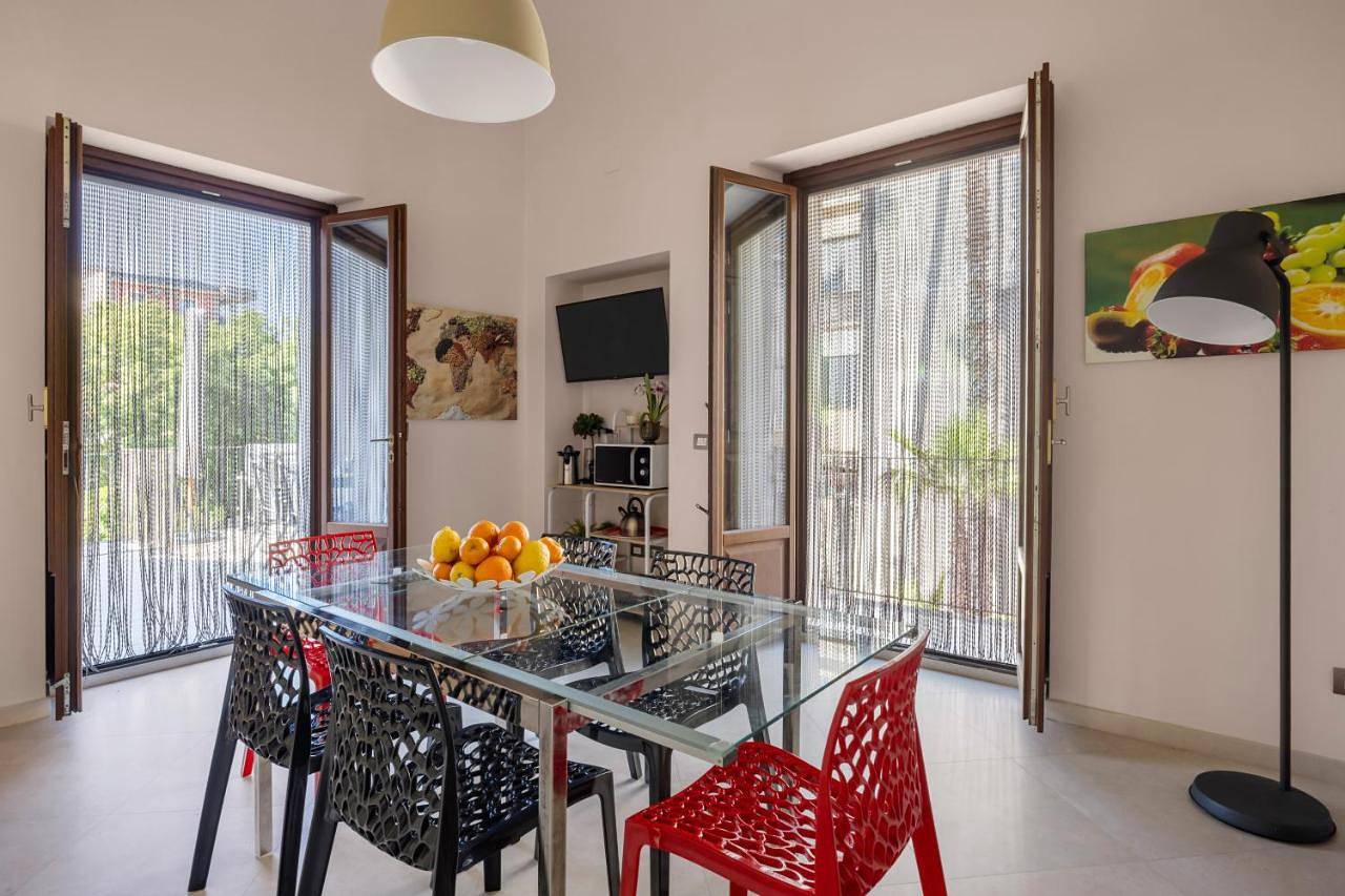 Delightful Home with heated saltwater pool and parking near Taormina, Catania, the Sea and Mount Etna in Giarre, Catania e dintorni