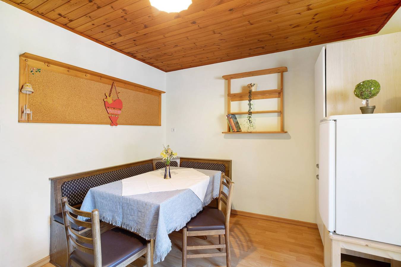 Entire apartment, Holiday Apartment "Pischlhof Apt Lärche" with Mountain View, Balcony & Shared Garden in Redagno, Aldein