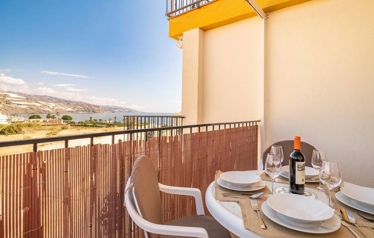 Gîte pour 5 personnes, avec terrasse, adapté aux familles dans Castell de Ferro - 2