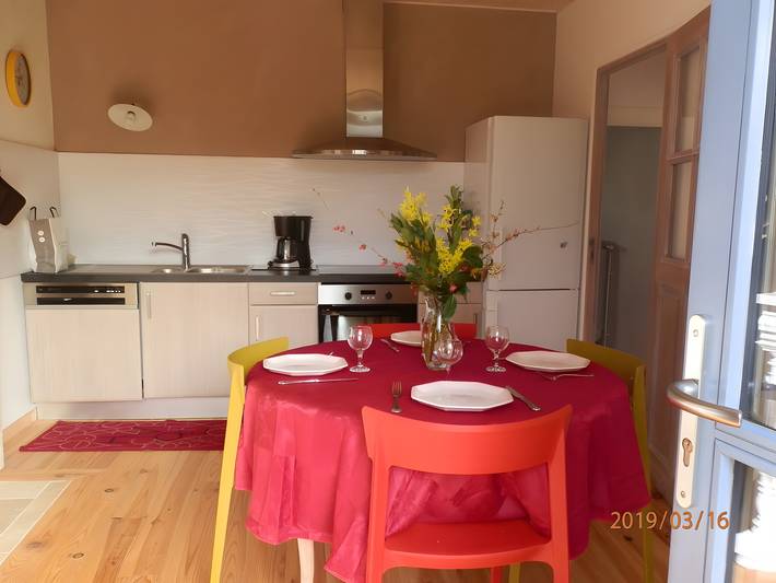 Gîte Lou Flaujer : vue montagne, terrasse privée et Wi-Fi à Pont-les-Bains in Salles-la-Source, Aveyron