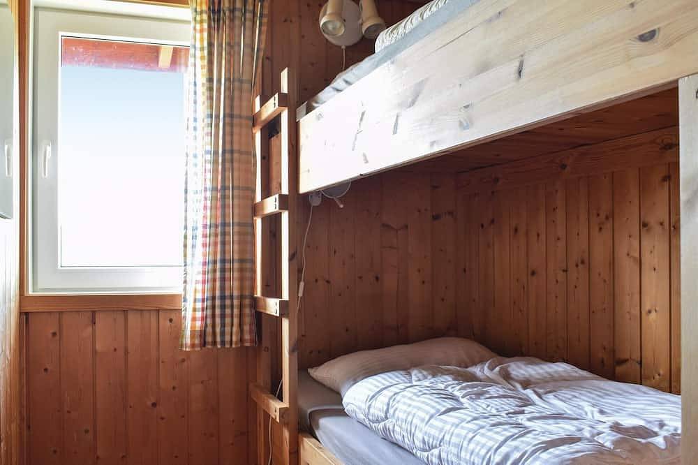 Beautiful home in Sandvoll with house sea view in Hardangerfjord