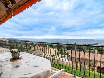 Gîte pour 6 personnes, avec balcon ainsi que vue et jardin à Tourrettes