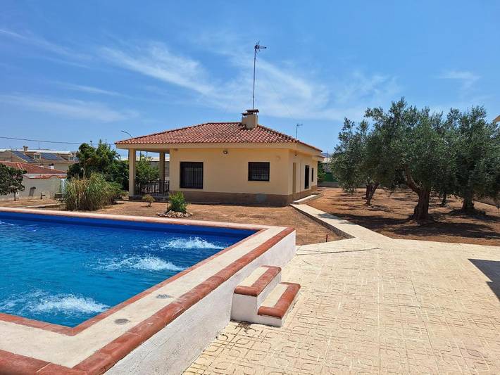 Casa de vacaciones para 6 personas, con piscina además de balcón y vistas en Villamarchante