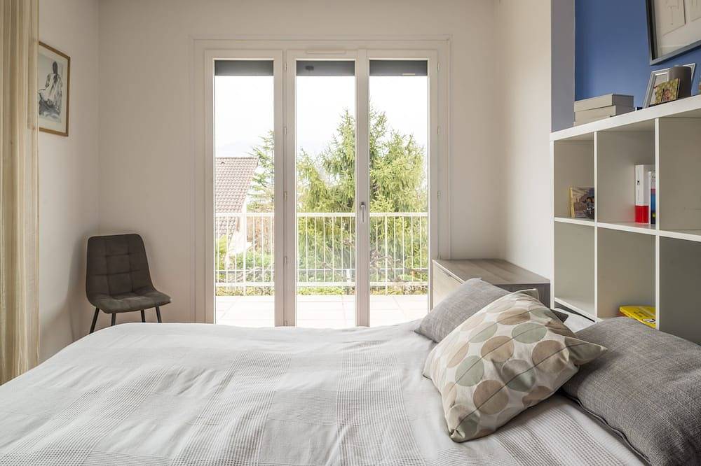 Spacious villa at the foot of the chartreuse 12p. 5 bedrooms, pool. mountain view in Saint-Nazaire-les-Eymes, Isère