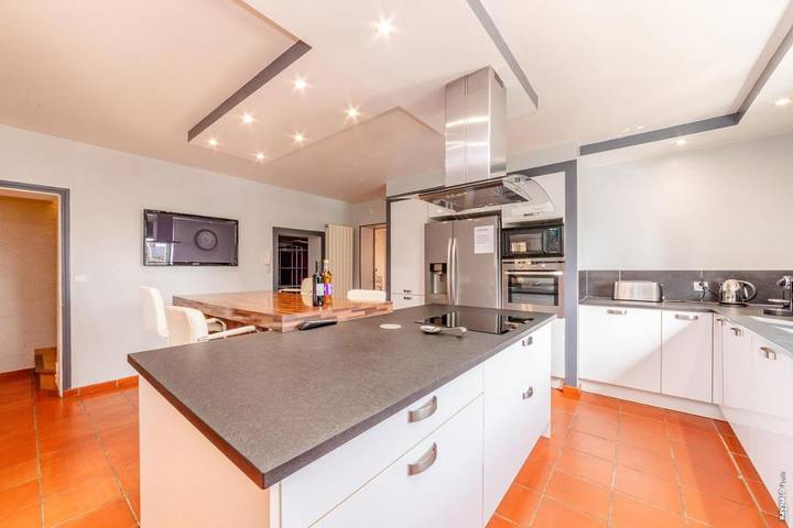 Location de vacances pour 12 personnes, avec Jacuzzi et Terrasse ainsi que Jardin et Piscine à Puybegon - 2